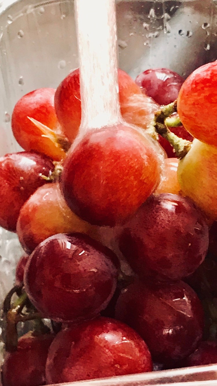 washing grapes